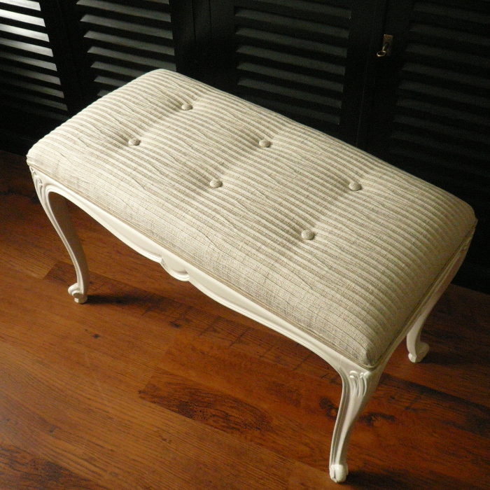 Footstool met knoopjes
