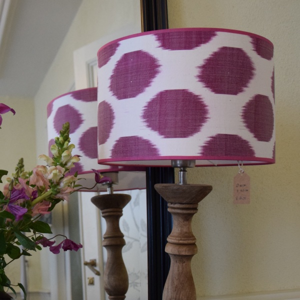 Rafflesia Arnoldi Soepel kleding stof Atelier Kleur | Lampenkappen - Zijden ikat lampenkap met roze stippen