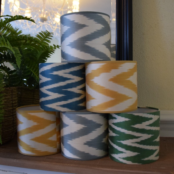 verrader Onderstrepen tijdschrift Atelier Kleur | Lampenkappen kopen - Kleine ikat zijden lampenkapjes met  zigzag te koop